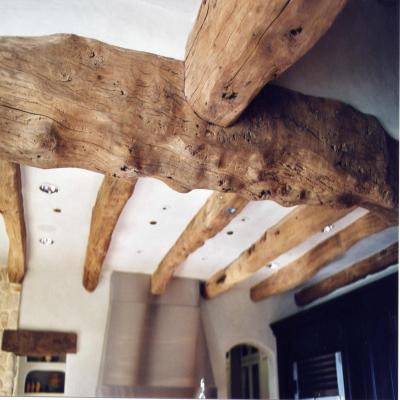 Poutres anciennes en vieux chêne pour charpente